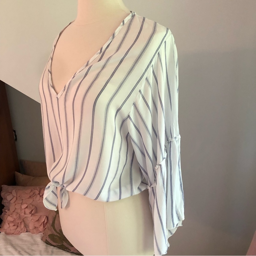 Lavender field blue & white top w/tie in the front & flare sleeve Size Medium - Picture 8 of 9